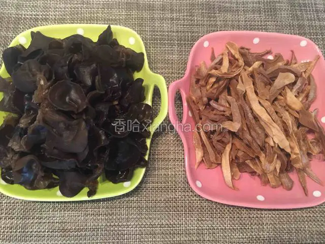 将木耳和笋干提前用水浸泡，泡发后洗净，木耳撕成小朵，笋干切丝；