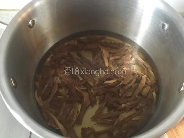 笋干放入沸水锅中焯一下，捞出待用；