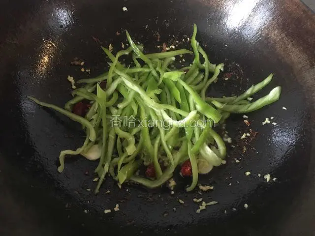 再放入青椒丝爆香；