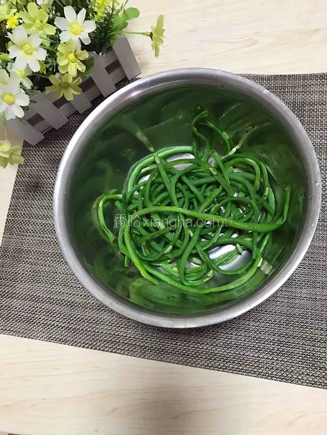 煮熟的豇豆捞起后过凉水，对半撕开两截