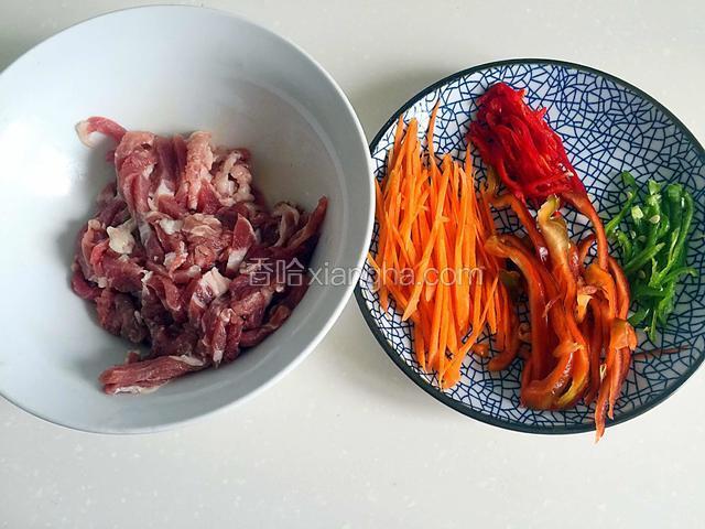 猪肉切丝，蔬菜切丝。