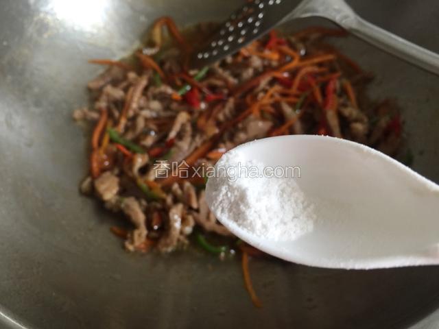 放盐调味后熄火。