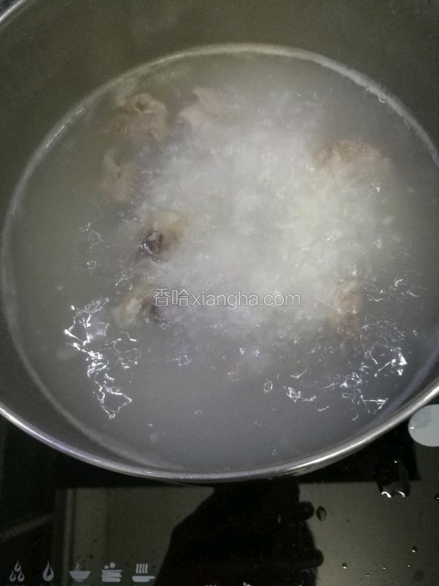 热水烧开后往锅中加入排骨煮15分钟，以便排骨出味，然后加入淘洗干净的米并翻搅防止大米粘锅