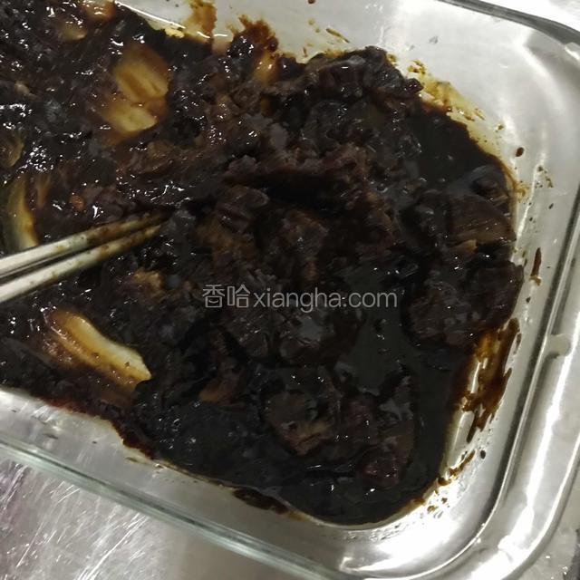 甜面酱，香油，酱油调和，将牛肉切成小块在调好的酱里拌好