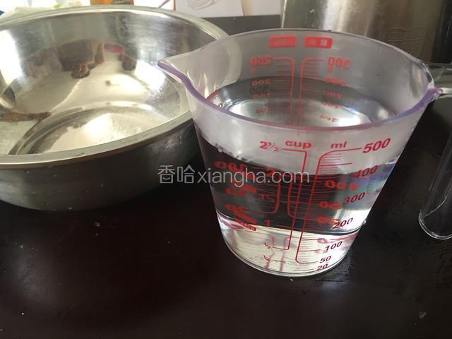 把刚烧开的沸水倒入计量杯中，400ml，（喜欢甜度淡一点的也可以用450ml)