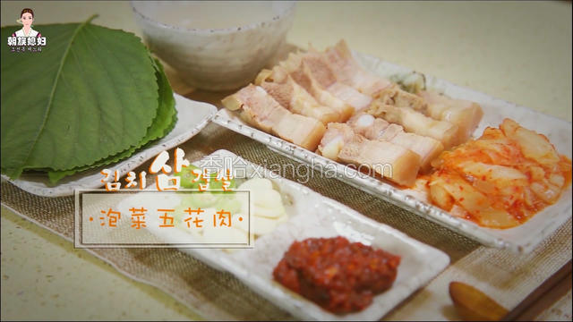 用苏子叶包五花肉、辣白菜、包饭酱、蒜片、辣椒圈一起吃，再配上米酒，美美哒！