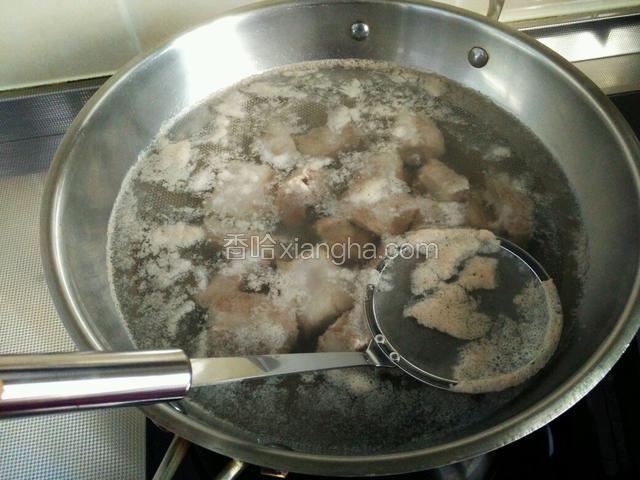 排骨洗干净后，与冷水一同入锅，煮沸，撇去浮沫。