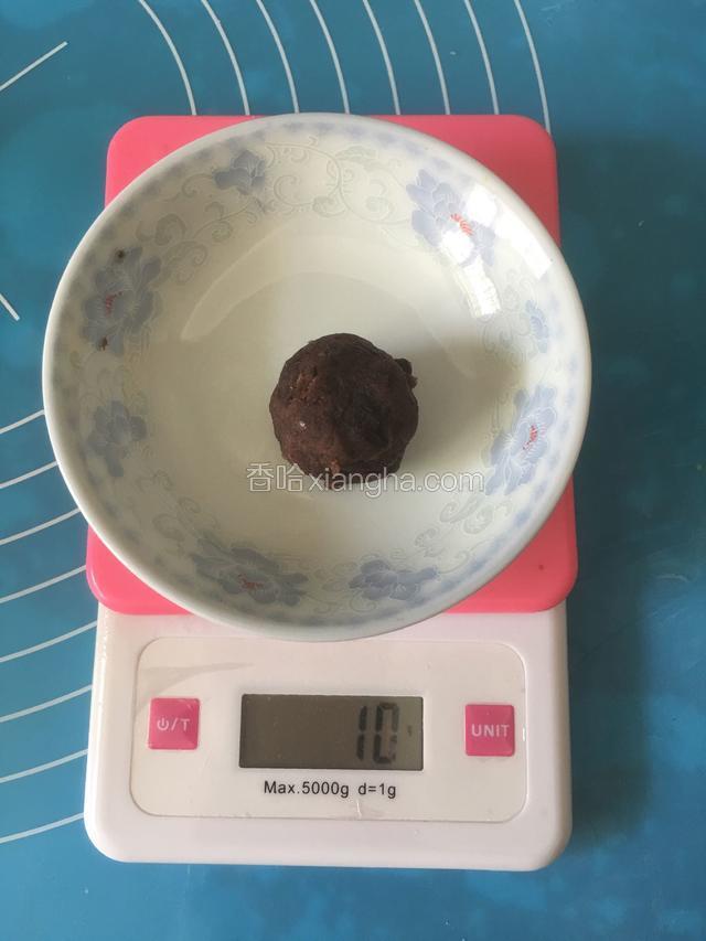 我的红豆沙每个在10克左右，做豆沙包足够了，小一点更精致。揉小团子的时候手上抹点油更容易成型。