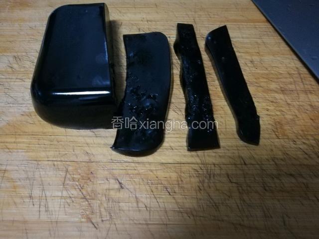 第2步、然后倒扣至砧板上，切块。