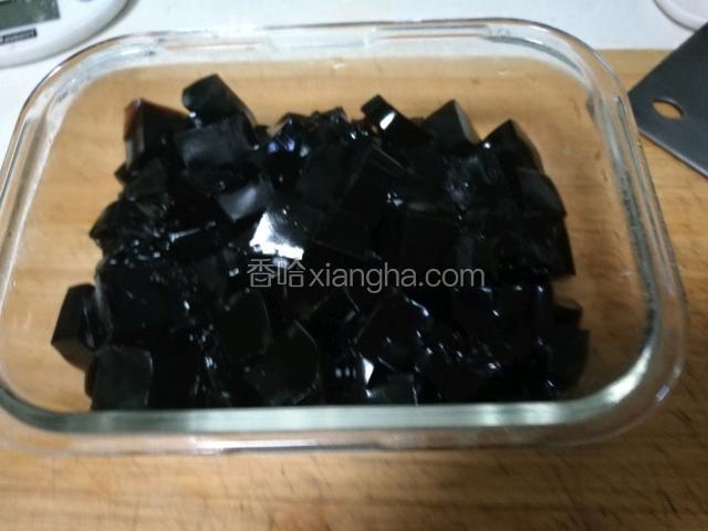 倒入饭盒里，调一些蜂蜜拌一下，也可以不放