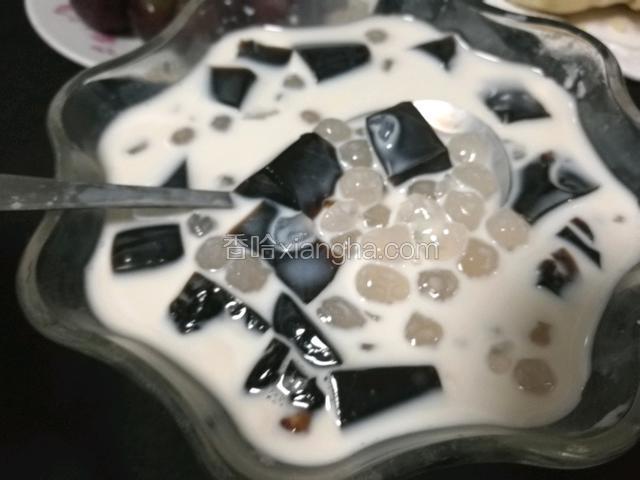 煮好的西米，加西草，牛奶或椰奶汤底。冰镇的超好吃。