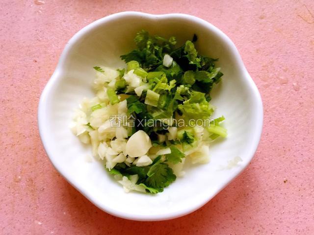 大蒜和香菜切末。