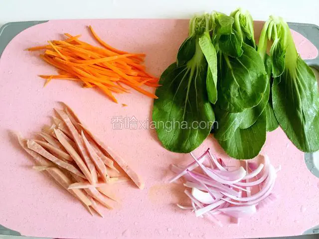 火腿肠、洋葱和胡萝卜切丝，油菜中间剖开两半。