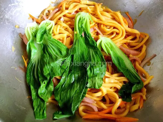 放入油菜翻炒两下熄火。