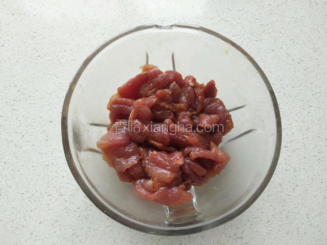 将肉片和调料抓匀腌制10分钟