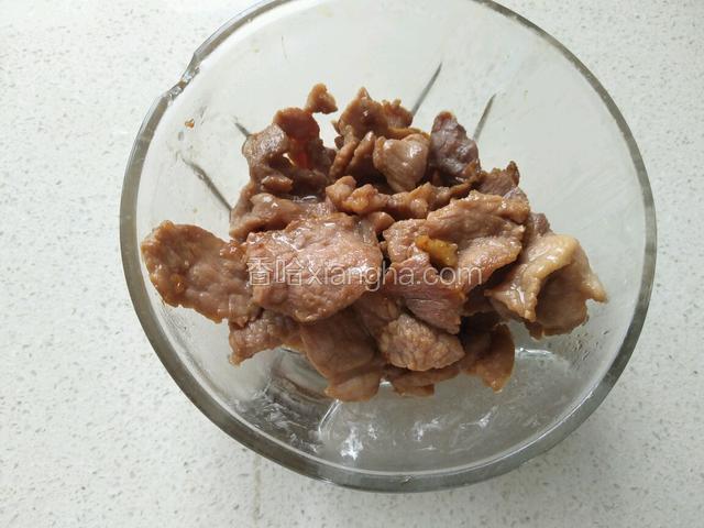 将炒好的肉片盛出备用