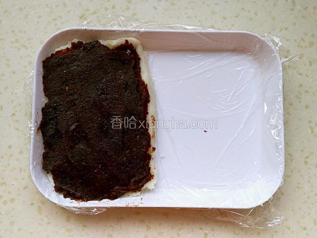 放入豆沙馅，用勺子铺平