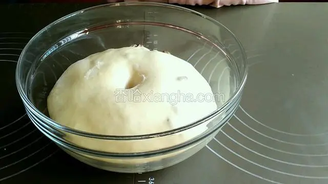 面团发至两倍大，用食指沾干面粉，在面团上戳一个洞，洞不回缩不塌陷，就表示发酵好了。
