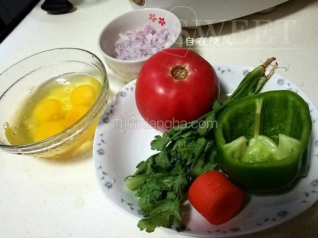 所需食材 蔬菜切丁 鸡蛋打散成蛋液 加入适量盐和胡椒粉