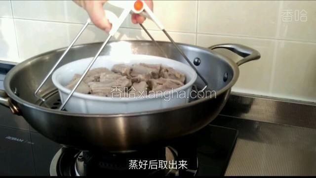 排骨蒸熟后取出来。