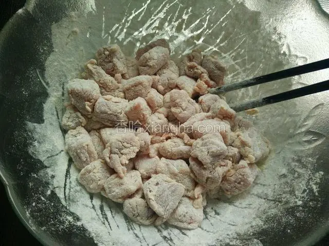 面粉的用量没有一个定量，边加面粉边搅拌，直到肉块两两之间不再粘连，就不用加面粉了。