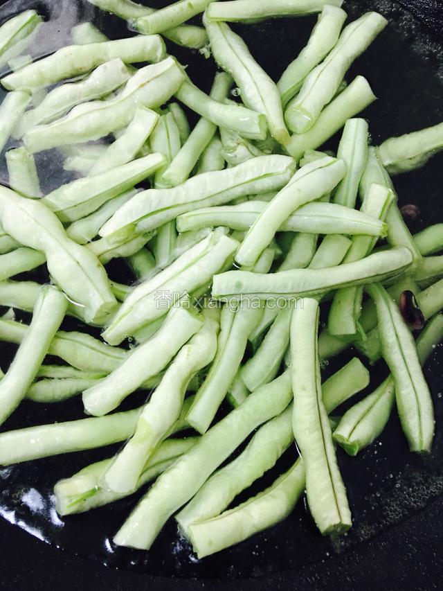 锅中烧开水，放入豆角焯烫一下捞出备用