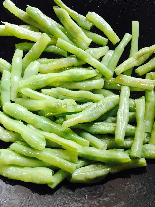 放入豆角煸炒出香味