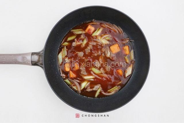 然后加入用盐、胡椒碎腌制过的牛肉、番茄沙司和等比例的水，大火煮开。