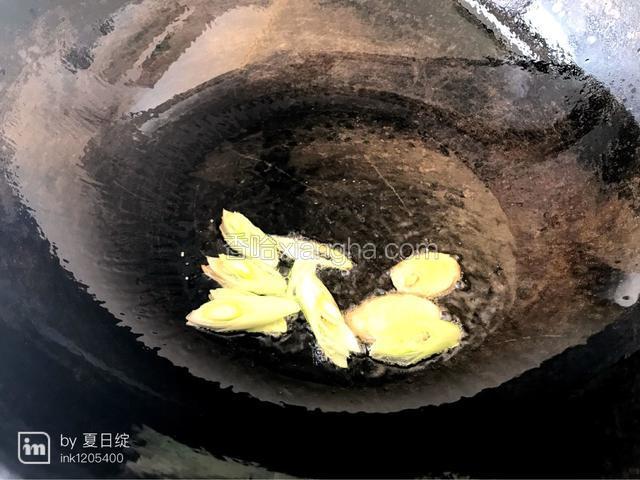 锅里放油，爆香葱花姜片