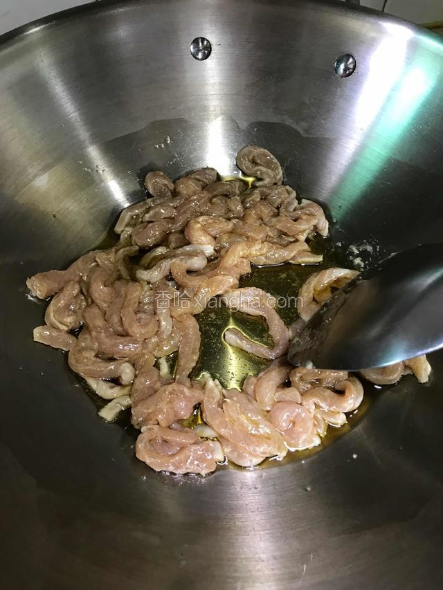 小火将肉丝划散。