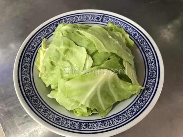 将包菜手撕成小片。（切记要手撕，口感会很好）