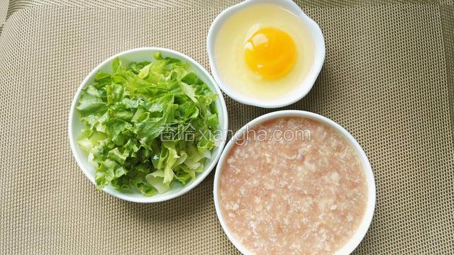 静置等待时间，准备其他食材。肉末用了做饺子多的一点点（添加适量水尽量调稀点，方便抹开容易蒸熟）生菜洗净切碎，土鸡蛋敲入小盆