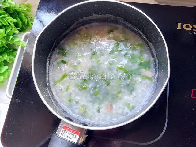 小海鱿鱼煮好后将小白菜倒入锅中煮1分钟