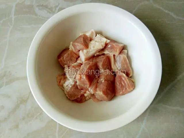 猪肉洗净切块（大小随意，不要切太小一般就行）