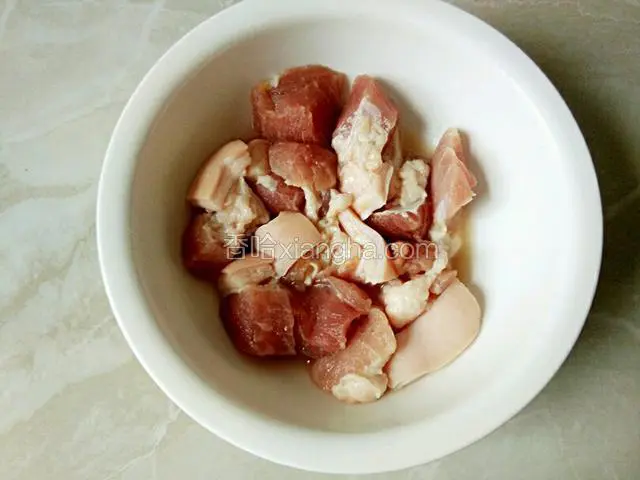 腌好的肉会出水，要把水倒掉