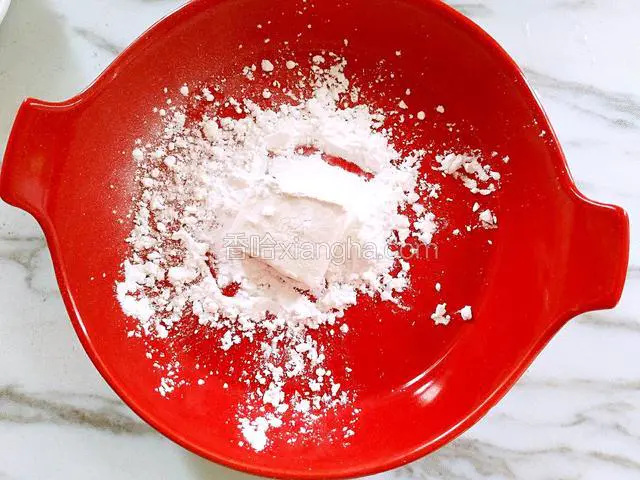 豆腐上面裹上一层淀粉（此步可省略）