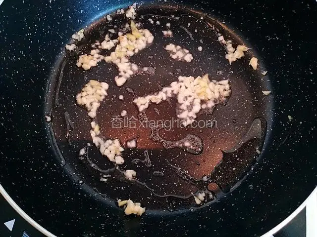 炒锅放油烧热，放入姜蒜煸香