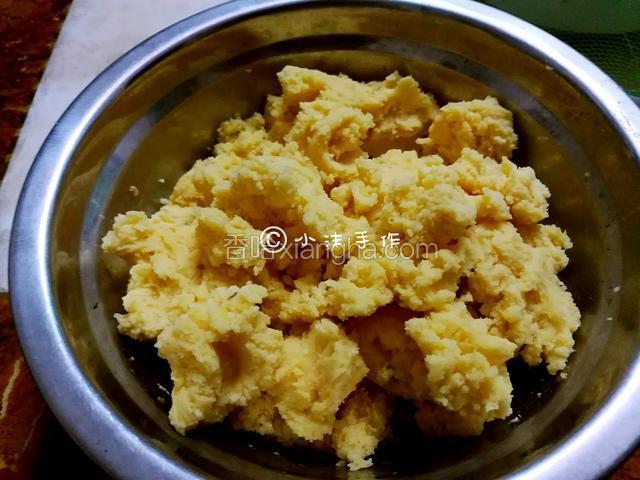 泡涨的绿豆大火蒸半小时，然后用料理机捣碎