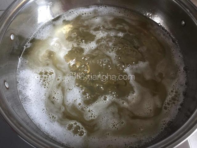 再次烧开转最小火熬50-60分钟，熬糖浆过程中切记不要搅拌。