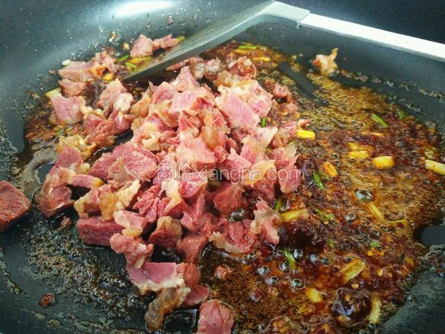 放入熟牛肉丁。