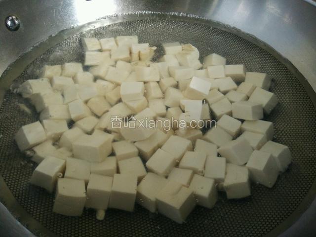 另一口锅中烧开水，水开后将豆腐块放入，烧开后捞出来。