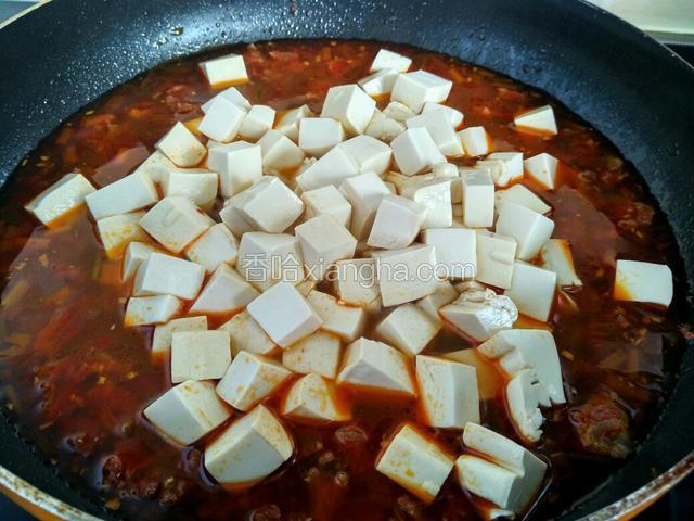 捞出后的豆腐直接倒入牛肉锅中。
