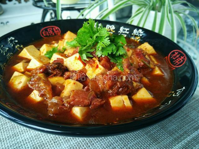 装盘后，上面撒上香菜叶。