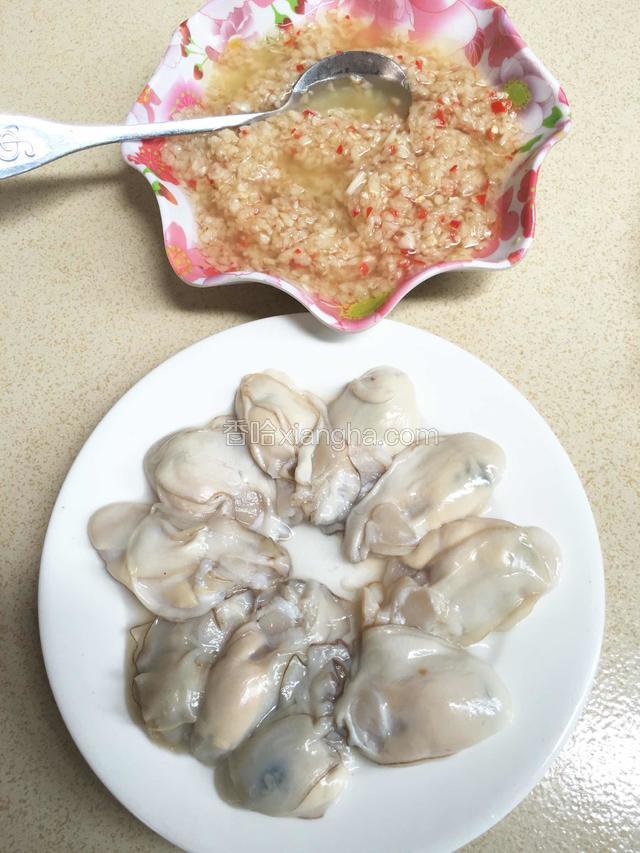 生蚝肉冲洗干净沙子后用盐.生粉将生蚝肉抓均匀后冲洗干净控水备用.蒜蓉用纱布包裹后放入清水中浸泡去除苦味，热锅放适量的黄油融化后倒入蒜蓉剁椒爆香翻炒均匀后加1调羹蚝油.鸡粉.糖翻炒均匀即可