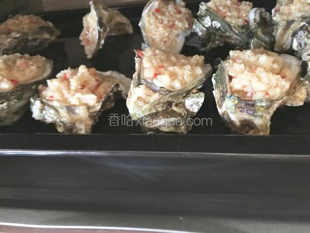 烤箱预热190度十分钟后将生蚝送入烤箱烤至15分钟（烤箱温度根据自家烤箱脾气决定）