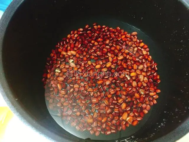 泡好的红豆，倒入锅中，加入足量的清水。有压力锅的话用压力锅会比较快，我用电饭锅，煮了差不多一个半小时。