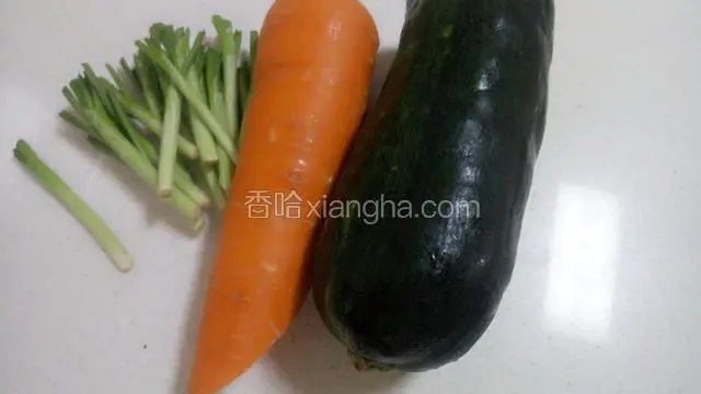 食材，韭菜是昨天做菜盒的时候切下来的，如果有葱或者青红椒切丝也挺好。