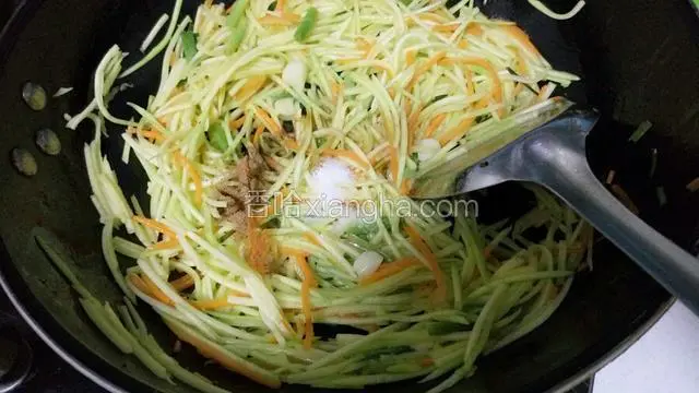待南瓜丝炒软之后加入盐，五香粉，生抽，鸡精，翻匀，出锅。