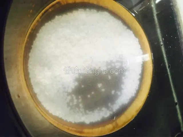 加入适量的清水，再滴几滴油开大火烧开。
