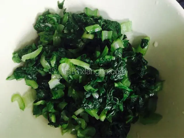 趁着煮粥的时候把青菜切成碎放碗里备用。